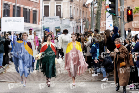 Öffentliche Fashion Show von 10 Designern in Madrid