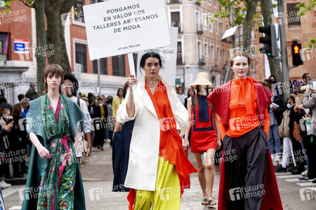 Öffentliche Fashion Show von 10 Designern in Madrid