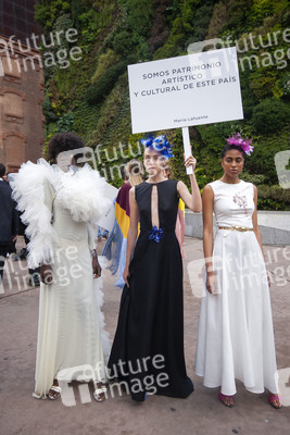 Öffentliche Fashion Show von 10 Designern in Madrid