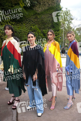 Öffentliche Fashion Show von 10 Designern in Madrid