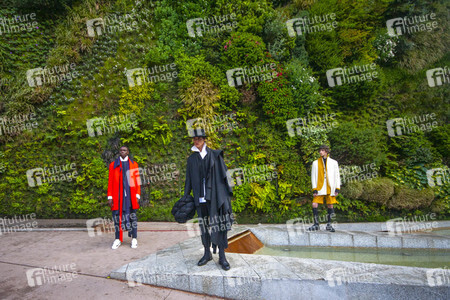 Öffentliche Fashion Show von 10 Designern in Madrid