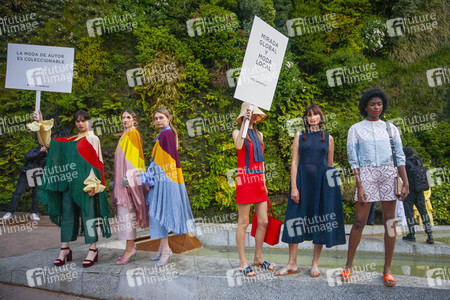 Öffentliche Fashion Show von 10 Designern in Madrid