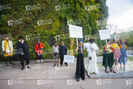 Öffentliche Fashion Show von 10 Designern in Madrid