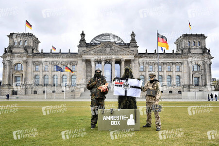 Protestaktion zur Sondersitzung des Verteidigungsausschusses des Bundestags in Berlin