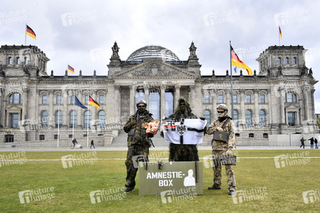 Protestaktion zur Sondersitzung des Verteidigungsausschusses des Bundestags in Berlin