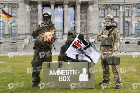 Protestaktion zur Sondersitzung des Verteidigungsausschusses des Bundestags in Berlin