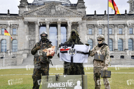 Protestaktion zur Sondersitzung des Verteidigungsausschusses des Bundestags in Berlin