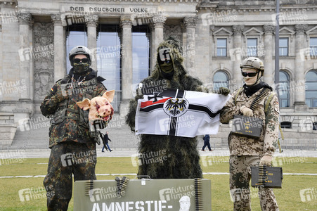 Protestaktion zur Sondersitzung des Verteidigungsausschusses des Bundestags in Berlin