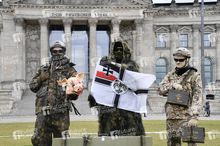 Protestaktion zur Sondersitzung des Verteidigungsausschusses des Bundestags in Berlin