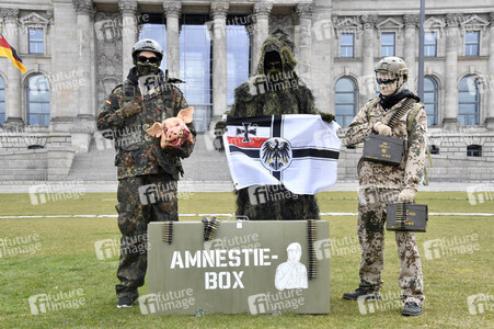 Protestaktion zur Sondersitzung des Verteidigungsausschusses des Bundestags in Berlin