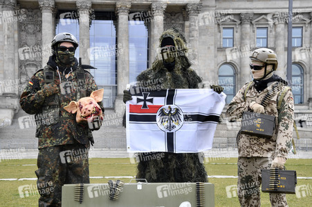 Protestaktion zur Sondersitzung des Verteidigungsausschusses des Bundestags in Berlin