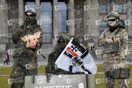 Protestaktion zur Sondersitzung des Verteidigungsausschusses des Bundestags in Berlin