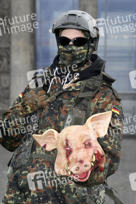 Protestaktion zur Sondersitzung des Verteidigungsausschusses des Bundestags in Berlin