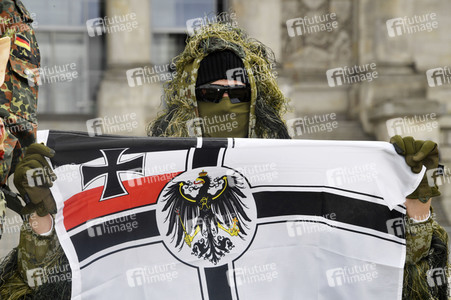 Protestaktion zur Sondersitzung des Verteidigungsausschusses des Bundestags in Berlin