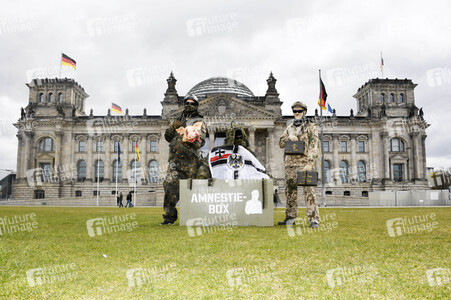 Protestaktion zur Sondersitzung des Verteidigungsausschusses des Bundestags in Berlin