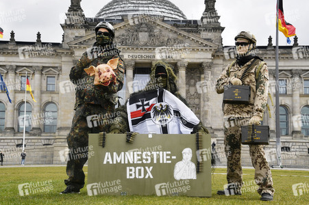 Protestaktion zur Sondersitzung des Verteidigungsausschusses des Bundestags in Berlin