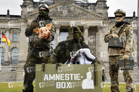 Protestaktion zur Sondersitzung des Verteidigungsausschusses des Bundestags in Berlin