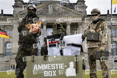 Protestaktion zur Sondersitzung des Verteidigungsausschusses des Bundestags in Berlin