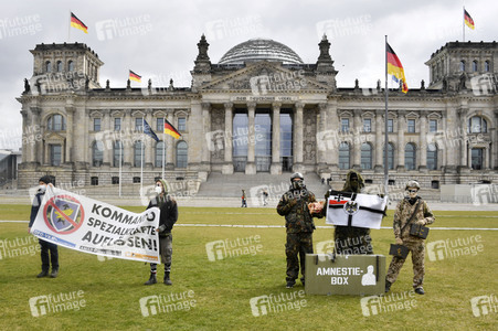Protestaktion zur Sondersitzung des Verteidigungsausschusses des Bundestags in Berlin