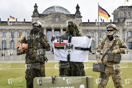 Protestaktion zur Sondersitzung des Verteidigungsausschusses des Bundestags in Berlin