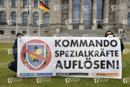 Protestaktion zur Sondersitzung des Verteidigungsausschusses des Bundestags in Berlin