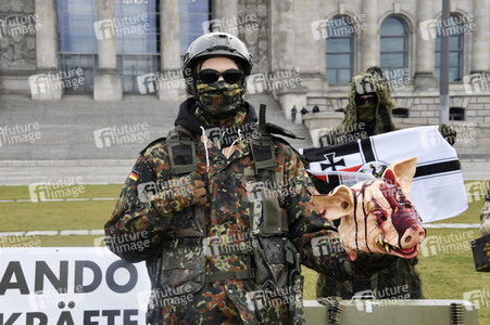 Protestaktion zur Sondersitzung des Verteidigungsausschusses des Bundestags in Berlin