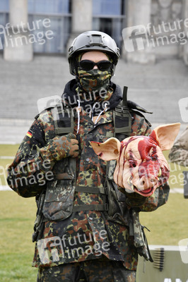 Protestaktion zur Sondersitzung des Verteidigungsausschusses des Bundestags in Berlin
