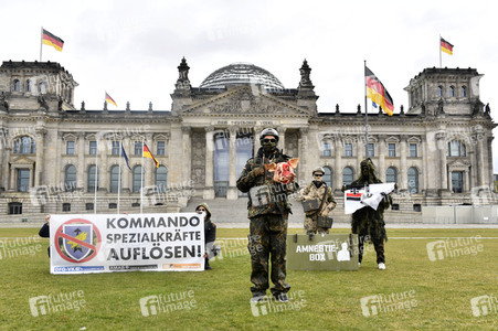 Protestaktion zur Sondersitzung des Verteidigungsausschusses des Bundestags in Berlin