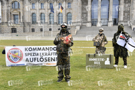 Protestaktion zur Sondersitzung des Verteidigungsausschusses des Bundestags in Berlin