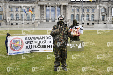 Protestaktion zur Sondersitzung des Verteidigungsausschusses des Bundestags in Berlin