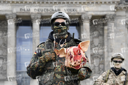 Protestaktion zur Sondersitzung des Verteidigungsausschusses des Bundestags in Berlin