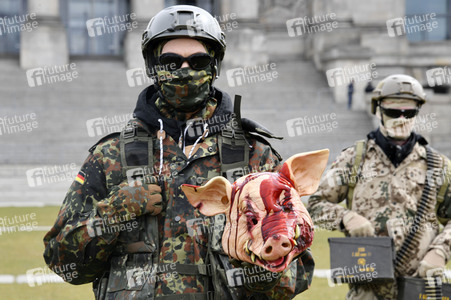 Protestaktion zur Sondersitzung des Verteidigungsausschusses des Bundestags in Berlin