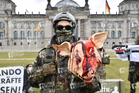 Protestaktion zur Sondersitzung des Verteidigungsausschusses des Bundestags in Berlin