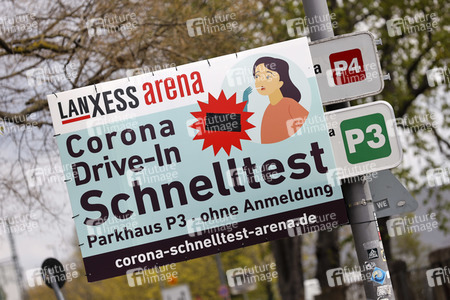 Symbolfoto Coronatest Drive-In