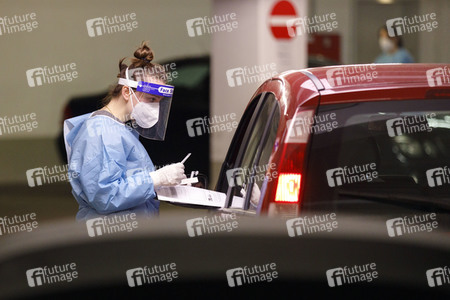 Symbolfoto Coronatest Drive-In