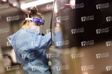 Symbolfoto Coronatest Drive-In