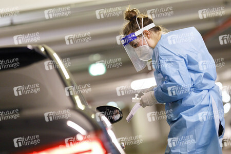 Symbolfoto Coronatest Drive-In