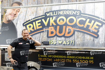 Eröffnung von 'Willi Herren’s Rievkooche Bud' in Köln