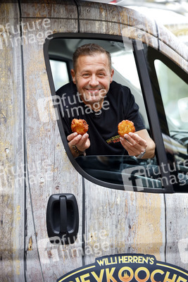 Eröffnung von 'Willi Herren’s Rievkooche Bud' in Köln