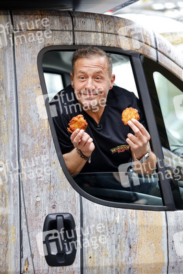 Eröffnung von 'Willi Herren’s Rievkooche Bud' in Köln