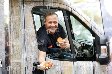 Eröffnung von 'Willi Herren’s Rievkooche Bud' in Köln