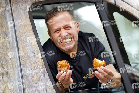 Eröffnung von 'Willi Herren’s Rievkooche Bud' in Köln