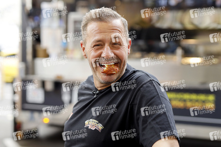 Eröffnung von 'Willi Herren’s Rievkooche Bud' in Köln