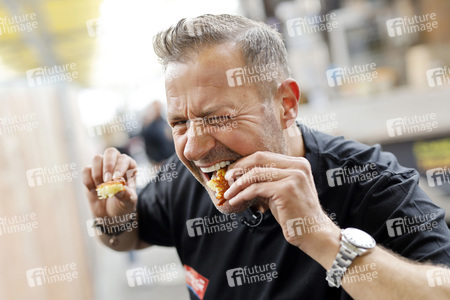 Eröffnung von 'Willi Herren’s Rievkooche Bud' in Köln