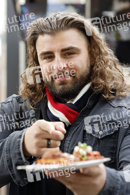 Eröffnung von 'Willi Herren’s Rievkooche Bud' in Köln