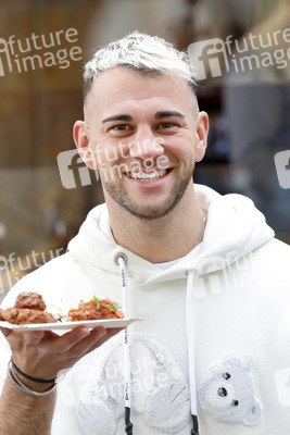 Eröffnung von 'Willi Herren’s Rievkooche Bud' in Köln