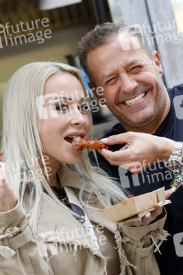 Eröffnung von 'Willi Herren’s Rievkooche Bud' in Köln