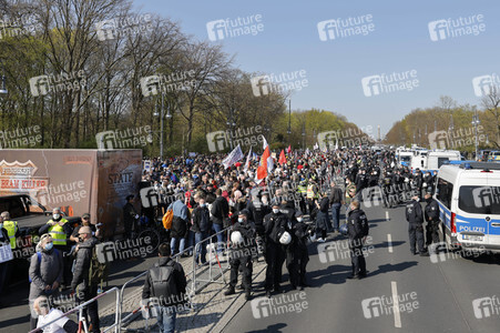 Demonstration gegen die bundesweite Verschärfung des Infektionsschutzgesetzes in Berlin