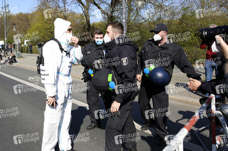 Demonstration gegen die bundesweite Verschärfung des Infektionsschutzgesetzes in Berlin