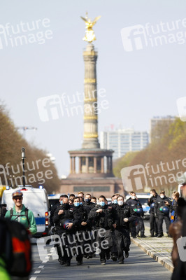 Demonstration gegen die bundesweite Verschärfung des Infektionsschutzgesetzes in Berlin